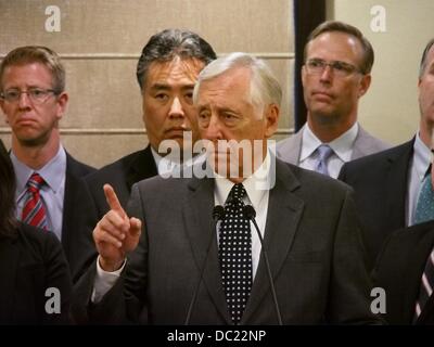 Gerusalemme, Israele. Il 7 agosto 2013. Casa frusta di minoranza, STENY HOYER, membro senior della delegazione, dichiara "Siamo qui per esprimere la nostra profonda e costante sostegno per lo Stato ebraico di Israele e il processo di pace' all'inizio di una conferenza stampa a Gerusalemme. Trentasette i deputati democratici degli Stati Uniti Casa dei Rappresentanti di tenere una conferenza stampa presso l'Hotel King David dopo la delegazione si riunisce con Israele per la PM Netanyahu e pace Negotiator-In Capo, Saeb Erikat, dell'Autorità palestinese. Credito: Nir Alon/Alamy Live News Foto Stock