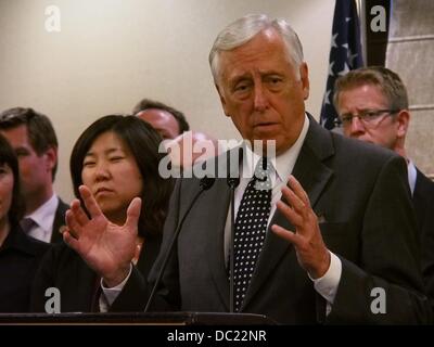 Gerusalemme, Israele. Il 7 agosto 2013. Casa frusta di minoranza, STENY HOYER, membro senior della delegazione, dichiara "Siamo qui per esprimere la nostra profonda e costante sostegno per lo Stato ebraico di Israele e il processo di pace' all'inizio di una conferenza stampa a Gerusalemme. Trentasette i deputati democratici degli Stati Uniti Casa dei Rappresentanti di tenere una conferenza stampa presso l'Hotel King David dopo la delegazione si riunisce con Israele per la PM Netanyahu e pace Negotiator-In Capo, Saeb Erikat, dell'Autorità palestinese. Credito: Nir Alon/Alamy Live News Foto Stock