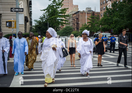 Migranti senegalesi partecipare in una sfilata in Harlem in New York per commemorare il loro Shaykh Ahmadou Bamba Foto Stock