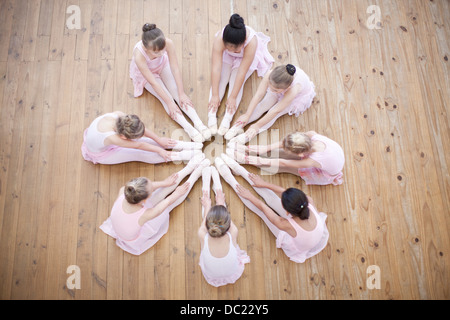 Vista in elevazione del giovane ballerina gruppo in cerchio Foto Stock