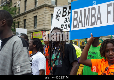 Migranti senegalesi partecipare in una sfilata in Harlem in New York per commemorare il loro Shaykh Ahmadou Bamba Foto Stock