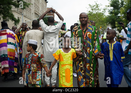 Migranti senegalesi partecipare in una sfilata in Harlem in New York per commemorare il loro Shaykh Ahmadou Bamba Foto Stock