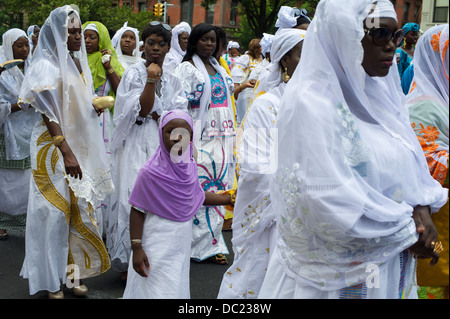 Migranti senegalesi partecipare in una sfilata in Harlem in New York per commemorare il loro Shaykh Ahmadou Bamba Foto Stock