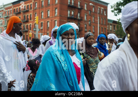 Migranti senegalesi partecipare in una sfilata in Harlem in New York per commemorare il loro Shaykh Ahmadou Bamba Foto Stock