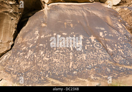 I turisti a Newspaper Rock membro Monumento storico, Utah State Route 211, vicino a Monticello, Utah, Stati Uniti d'America Foto Stock