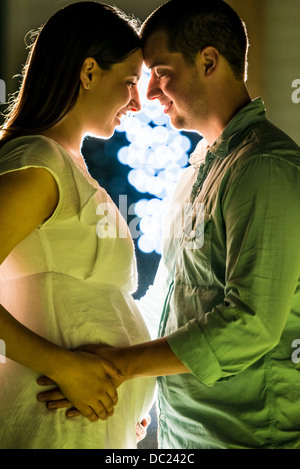 Uomo con le mani sulla gravidanza del partner di HIPS, faccia a faccia Foto Stock
