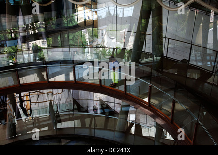 Passerella a spirale in CosmoCaixa / Museo della Scienza, Barcelona, Spagna. Foto Stock