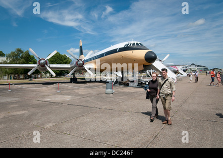 I visitatori a Duxford Imperial War Museum. Giovane a piedi lungo gli aeromobili civili esposizione. Bristol Britannia 312 aeromobili. Foto Stock