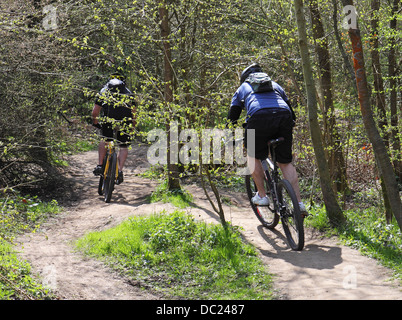 Due ciclisti maschio su un inglese un sentiero rurale Foto Stock