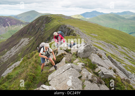 Scrambling degli scuotipaglia fino su rocce di Mynydd Drws-y-coed sulla cresta Nantlle camminare nelle montagne del Parco Nazionale di Snowdonia Wales UK Foto Stock