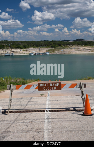 Austin, Texas - una estrema siccità in Texas ha abbassato il livello di acqua nel Lago Travis di quasi 60 metri. Foto Stock