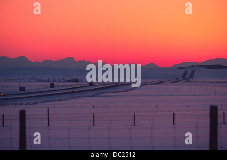 La Canadian Rockies al tramonto in inverno con autostrada 1 - Autostrada Trans Canada Foto Stock