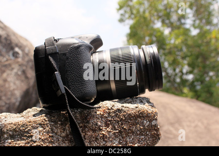 Canon EOS 550D o Rebel T2i telecamera collocata su una roccia Foto Stock