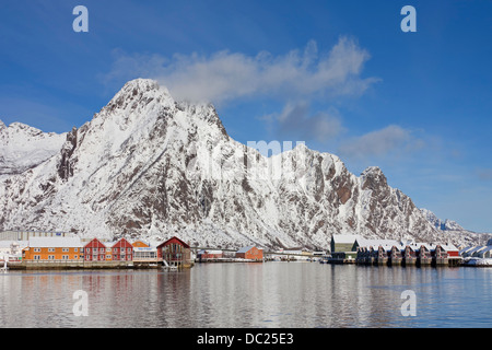 Rorbuer cottages in porto a Svolvaer / Svolvaer nella neve in inverno, Austvågøy / Austvågøya Vågan, Lofoten, Norvegia e Scandinavia Foto Stock