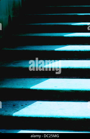 Immagine grafica di gradini in pietra con sfumature di luce e buio Foto Stock