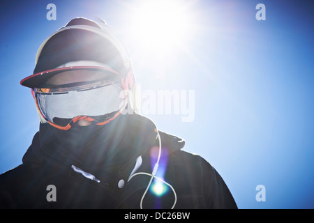 Uomo che indossa la maschera da sci e giacca Foto Stock