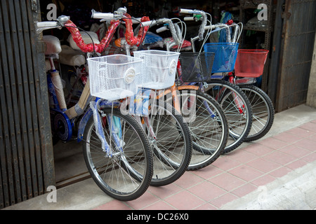Le biciclette in negozio Foto Stock