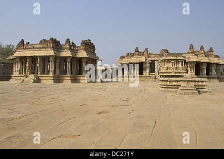 Carro di pietra e una sala da ballo. Vittala tempio complesso. Hampi, Karnataka, India Foto Stock