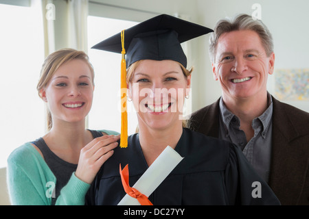 Madre indossa mortarboard con la figlia e suo marito Foto Stock