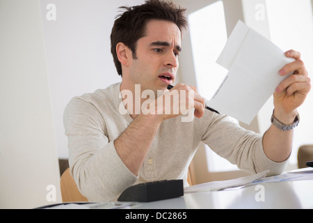 Preoccupato cerca uomo che indossa il documento di contenimento Foto Stock