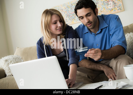 Coppia giovane lo shopping online con carta di credito Foto Stock