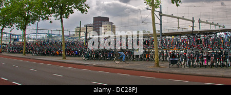 Grande stazione ferroviaria Parco bicicletta Zwolle Olanda Foto Stock