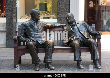 Roosevelt e Winston Churchill statue in bronzo, seduta su una panchina a Mayfair, Londra Foto Stock