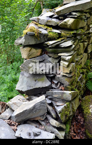 Ripartiti in pietra a secco sulla parete Bara Trail sentiero vicino a Rydal, Lake District che mostra sotto forma di costruzione Foto Stock