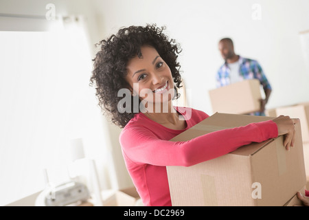 Metà donna adulta che trasportano le scatole di cartone Foto Stock
