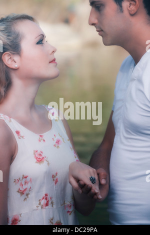 Un paio di mano nella mano Foto Stock