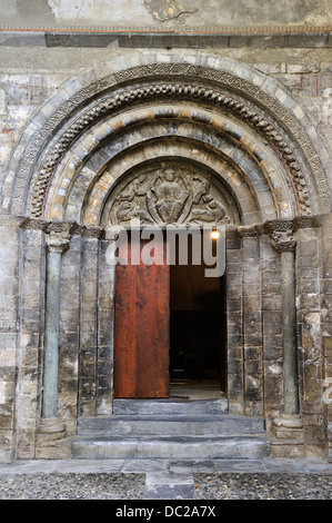 LUZ-SAINT-SAUVEUR (Hautes-Pyrénées, Francia) Iglesia de Saint-André Foto Stock