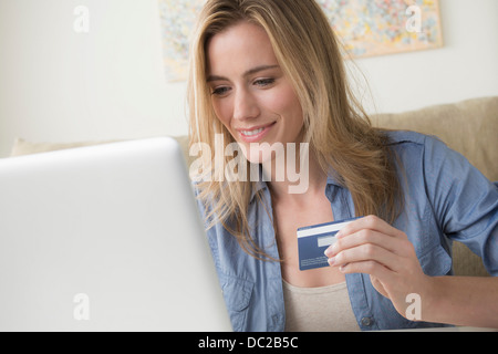 Donna che mantiene carta di credito Foto Stock