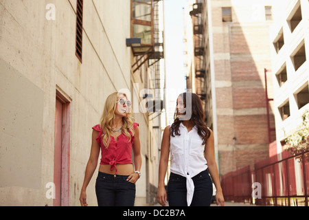 Le donne a piedi e chattare su strada Foto Stock