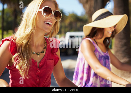 Le donne in bicicletta a ridere Foto Stock