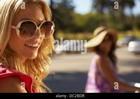 Le donne in bicicletta a ridere Foto Stock