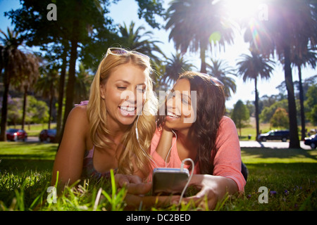 Donne che condividono un messaggio di testo sul telefono Foto Stock