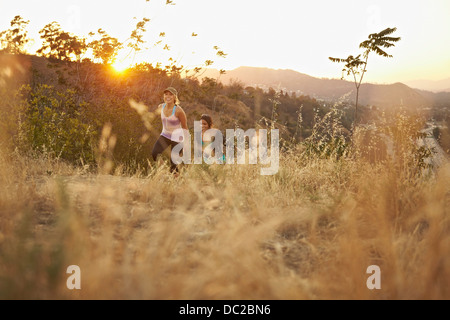 La gente a camminare su percorso collinare Foto Stock