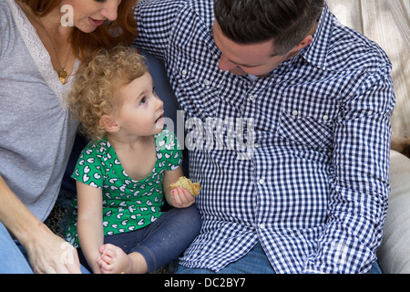 Marito e moglie a parlare con il bambino Foto Stock