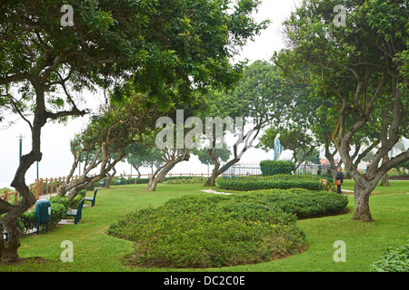 Vergine Maria statua Malecón Cisneros sulle scogliere di Miraflores. Lima, Perù. Foto Stock