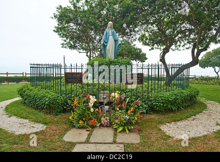 Vergine Maria statua Malecón Cisneros sulle scogliere di Miraflores. Lima, Perù. Foto Stock