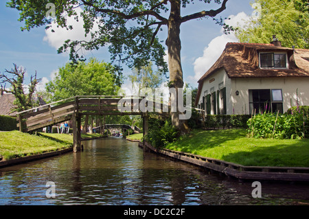 Canal e passerelle di humpback Giethoorn Holland Foto Stock