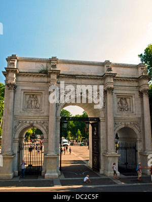 Vista di Marble Arch, un monumento che si erge su un semaforo con un isola in corrispondenza della giunzione di Oxford Street e Park Lane e Edgware Road Foto Stock