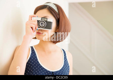 Donna prendendo fotografia Foto Stock