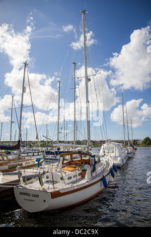 Barche ormeggiate lungo il molo al bacino Glasson, Glasson Dock, Lancaster, Lancashire. Foto Stock