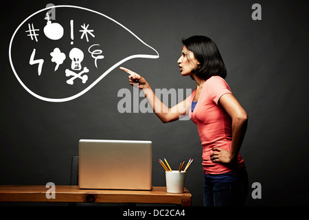 Donna di puntamento e gridando offensivo Foto Stock