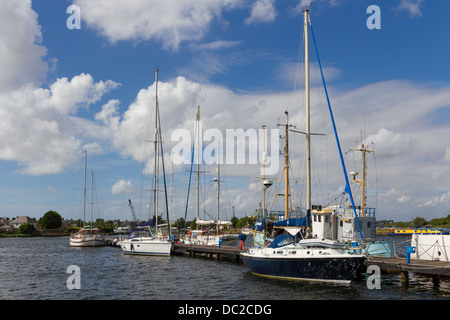 Barche ormeggiate lungo il molo al bacino Glasson, Glasson Dock, Lancaster, Lancashire. Foto Stock