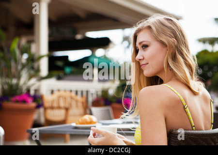 La donna nella caffetteria all'aperto rilassante Foto Stock