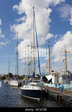 Barche ormeggiate lungo il molo al bacino Glasson, Glasson Dock, Lancaster, Lancashire. Foto Stock