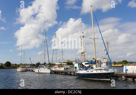 Barche ormeggiate lungo il molo al bacino Glasson, Glasson Dock, Lancaster, Lancashire. Foto Stock