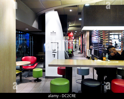 Vista notturna colorato colorato ultramoderno in legno biondo decor interno McDonalds 24 ore uscita McCafe in Times Square Manhattan area Foto Stock